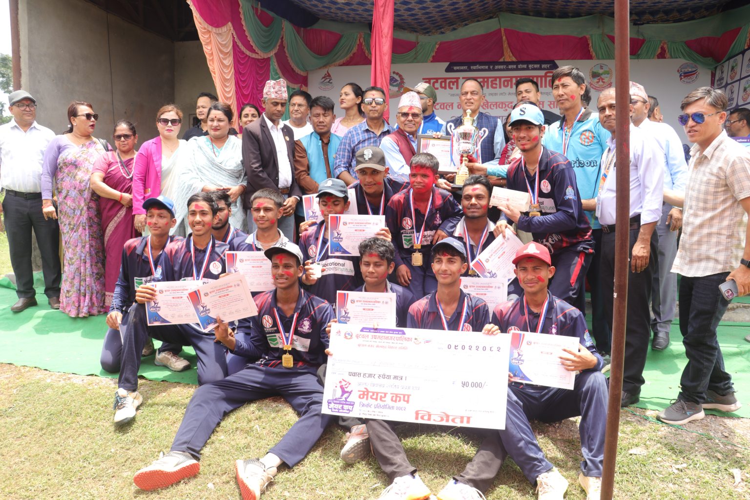 न्यु होराइजन बाेर्डिङ स्कुलले प्रथम मेयर कप अन्तरविद्यालय क्रिकेट प्रतियोगिताकाे उपाधि हातपारे