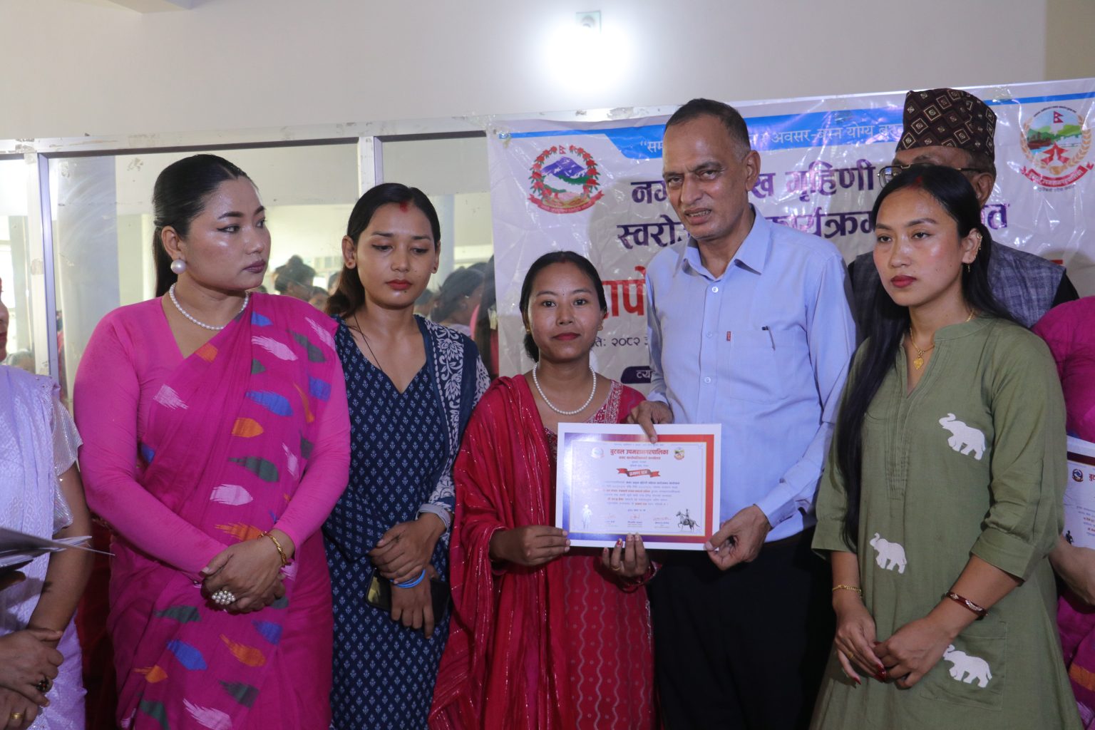 बुटवलमा सञ्चालित एक महिने जुत्ता चप्पल बनाउने तालिम र १५ दिने चुरापाेते एवम् टिका बनाउने तालिम सम्पन्न